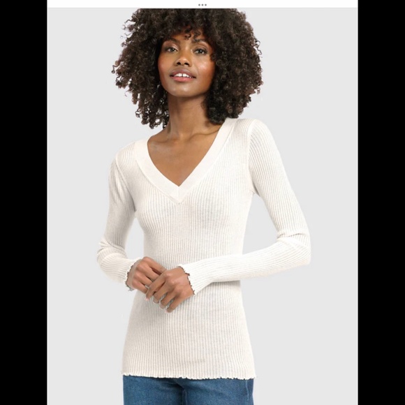 Splendid Sweaters - SPLENDID Josie V-Neck Sweater NWTs Sz S “Stone”